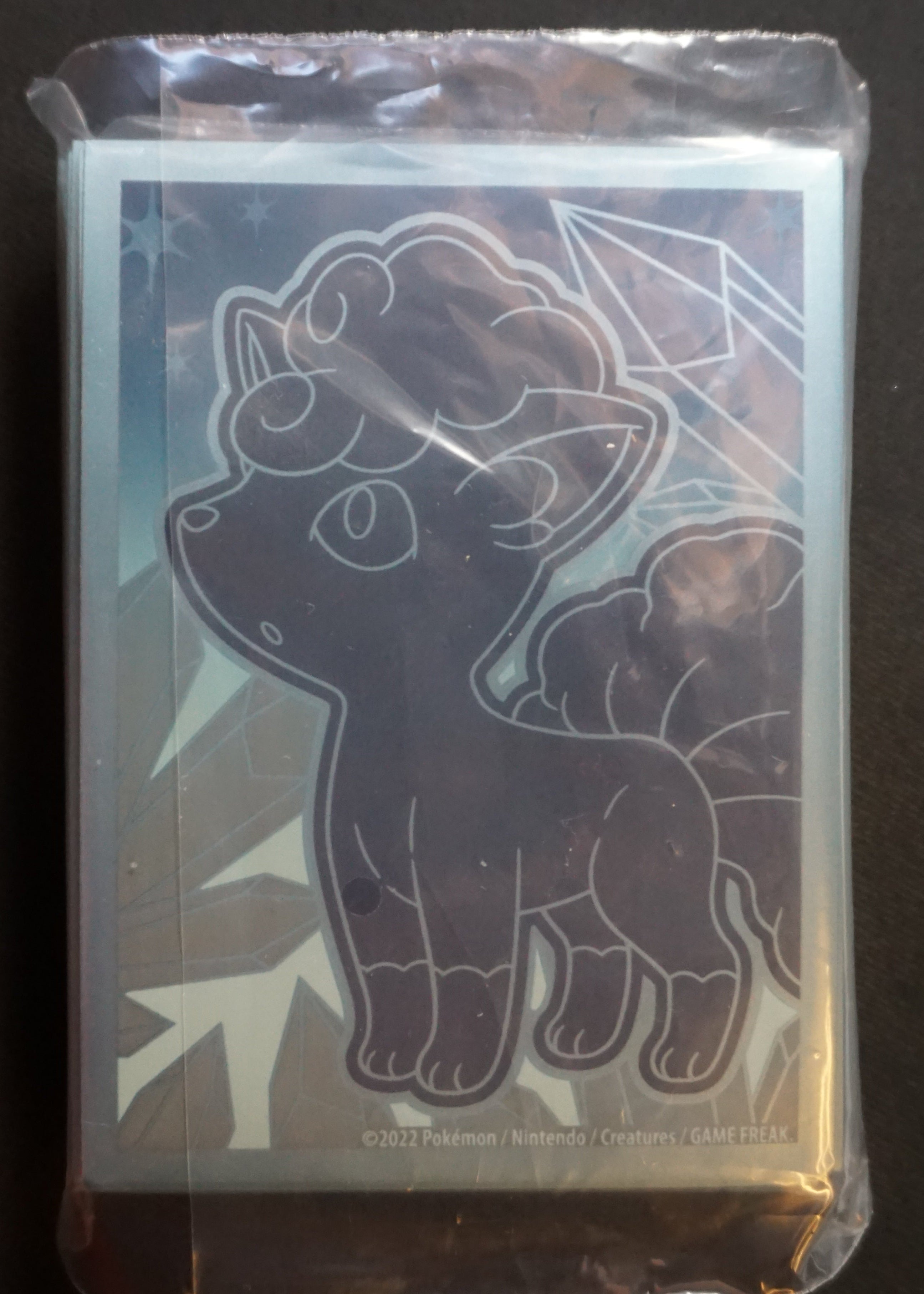 Silver Tempest: Alolan Vulpix Card Sleeves (70 stuks) Cards Center Silver Tempest: Alolan Vulpix Card Sleeves (70 stuks) Cards Center
